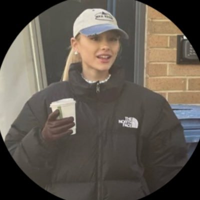 silly lesbian, professional salad eater and fan account: ari x1