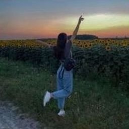 Ewoosi105's profile picture. 生活にはつまずきがあるが、心は日光のようなもので、角度を調整すれば隅を照らすことができる～