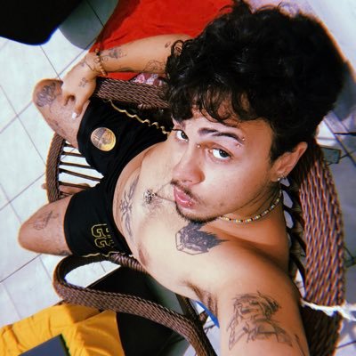 CyberLuyz's profile picture. seu tatuador queer favorito 🌠 não-binário (ele/elu)