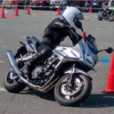 50代半ばで32年振りリターンしました 下手の横好きでライスクに参加するも一向に上手くならない底辺ライダー バイク時間の備忘録としてポストしています バイク乗りの方よかったら繋がって下さい😆 DMでの御挨拶は誤解などトラブル回避のためスルーしてます 勝手ですが宜しくお願いします🙇🏻