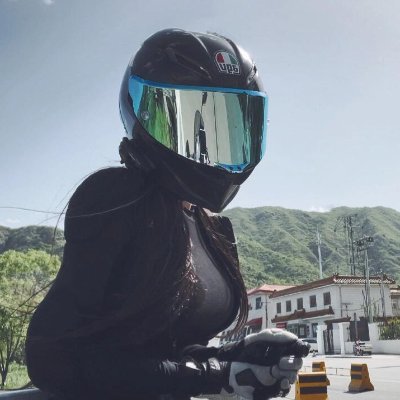 Shouldersfx's profile picture. Measure the world with your footsteps, and feel every sunset with your heart.
Think rationally, live emotionally. Believe in love and freedom✨✨✨✨