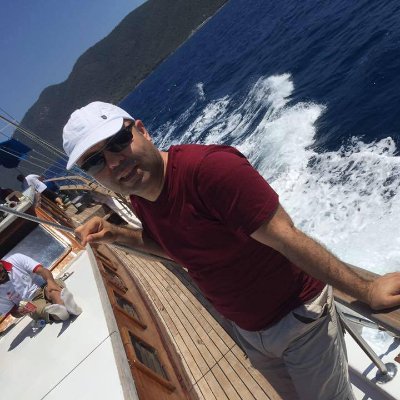 Hayatından 22 ay çalınmış bir garip yolcu (gazeteci) hayat yolunda... Gazetecilik suç değildir. Journalism is not a crime. Le journalisme n'est pas un crime.