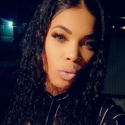 Do início ao fim, sou feita de gratidão....✨🦋filha de oya🌪🦋 filha de bara 🗝⚔️
Mamãe da princesa Hellena Valentina ❤