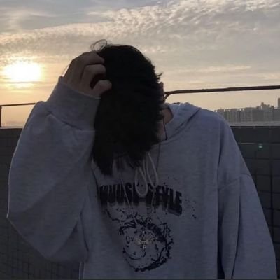 theosysk's profile picture. es mi brote psicótico y yo decido que postear