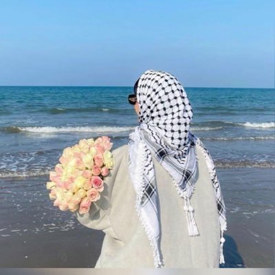 عانقوا مَن تُحبون بالكلمات ، فبعض الحروف لها أيادٍ حَنونة .🖤. https://t.co/IdLScFMcmZ
