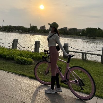 Nyraiona's profile picture. 💻 Girls learn finance not to be experts, but to have more choices. 
They understand life and know how to keep its rhythm 💡💰