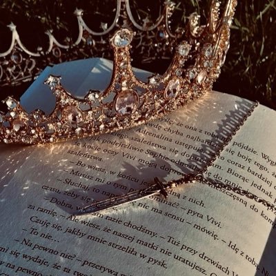 cosyintrovert's profile picture. Just a Cosy introvert who loves her books ✨ | Reader of Romance,Fantasy,Dark Romance ❤️‍🔥 | cancer ♋️ | Lover of Books & Dogs 🐶