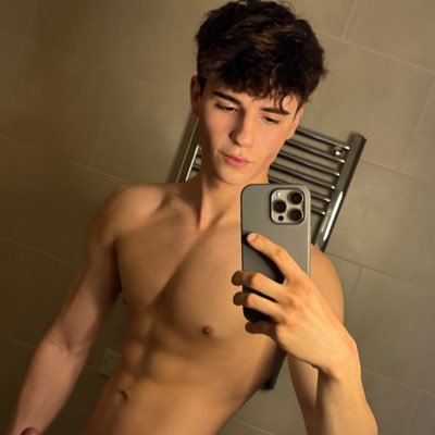 Sporty athletic stud with a dark side 😈 https://t.co/elUu7eHGyn