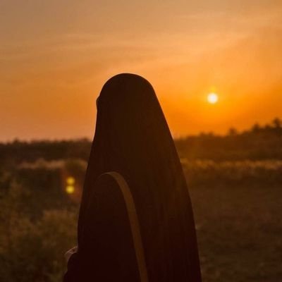 اللهُمَّ صلِّ وسلَّم وبارك على نبيِّنا مُحمَّدٍ، وعلى أزواجهِ أمَّهاتِ المؤمنين، وعلى ذريَّتِهِ، وآلِ بيتِهِ، وأصحابِهِ أجمعين.
