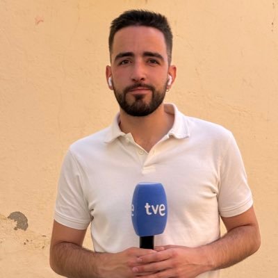 Periodista de @mananerosTVE intentant que no s'apague mai la flama del 19 de març.