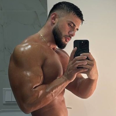Your favourite straight gym guy experimenting new things 👀👇