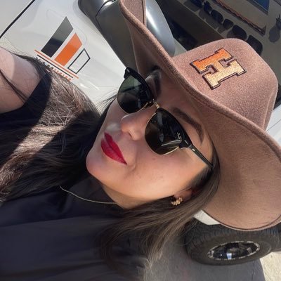 lilianarof's profile picture. No se tomen enserio mis tuits, solo estoy aburrida