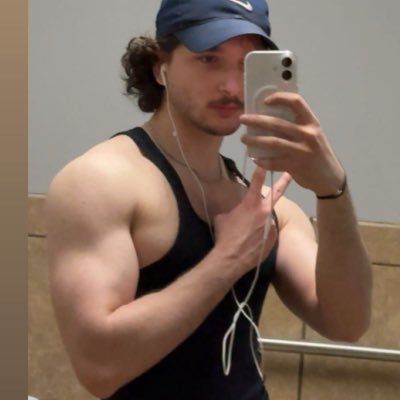 FaresRiff's profile picture. wut