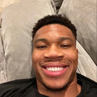 un pibe d belgrano q banca mas a un equipo d wisconsin que a su equipo local. aguante giannis. tiquero 4 life. de river y de green bay. #bucksinssix 💚💚