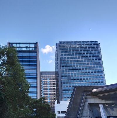 NHKでボカロを見てたら学生時代はボカロ、DTM、ニコニコ、留学して日本の商社に就職、海外転勤繰り返し、音楽から離れていたら、うずうずして機材を出して遊びました。スタレビ、山下達郎、フラッパーズギターが好き。
奥さんと息子4歳とワンちゃん7歳、家族でフェス、コンサートいってます。
ラジコン、Nゲージ、も好きです。