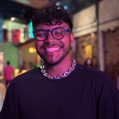 Iago ou Kaimah. Mestre em Enfermagem, Ex Drag, viciado em café.