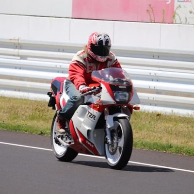 お尻の方から煙が出るバイクが大好きなももきちでつ!
宜しくお願い致します。
元AE86乗りでつ👍
無断フォロー失礼いたしやす😆
フォローも宜しくお願い致します🙇