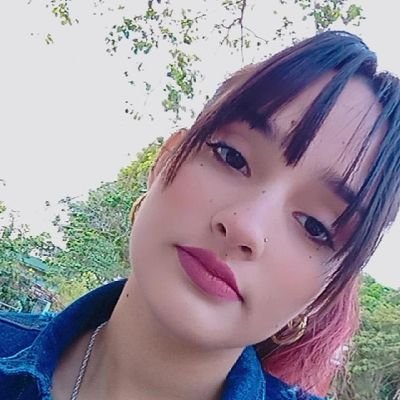 Escribo para guardar lo que no digo en voz alta. Me gustan las historias que no tienen final, los personajes que sangran y los silencios que se vuelven palabras