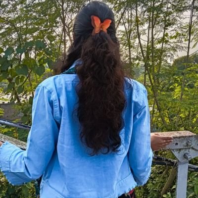 भावनायें शब्दों से ज़्यादा भारी हैं।🌻
(Married)