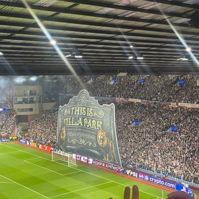 helz83's profile picture. Find me at Villa Park 🦁 or listening to Taylor Swift 🎼