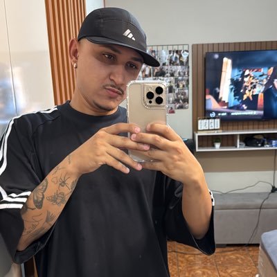 Não cruze os braços diante de uma dificuldade ,pois o maior homem do mundo morreu de braços aberto ..😐
