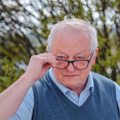 Autor je analytik rizik. Systematicky píše o Rusku a české (evropské) východní politice.
Člen Pirátské strany.