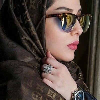 عاشق نوشتن وساختن
دنبال زیبایی در جزییات
فقط.دنبال یه دنیای آرومم