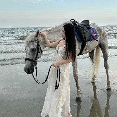 Lee_Aeemt's profile picture. I like the eaves on rainy days, the orange light at dusk, and myself who lives seriously. The world is very messy, I want to live quietly and passionately. 🎀