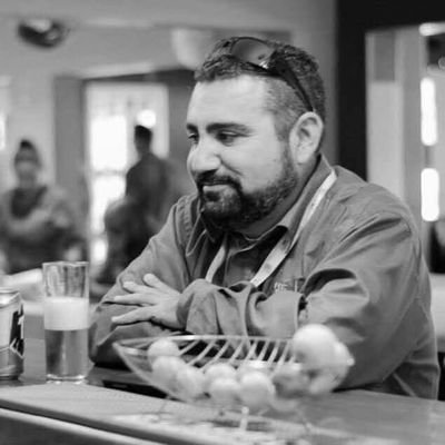 Ceja poblada, bigote caido, patilla larga.
Miembro honorario de #PimientaRe100Molida.
Se arman Zafarranchos.