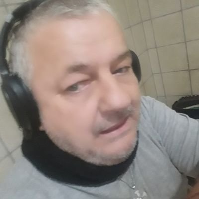 Ex estudiante inconcluso de Medicina,Locución,Periodismo,Psicología y Teatro,mi fuerte es,fue y será la Poesía,mi único vicio es el tabaco,me gustan las mujeres