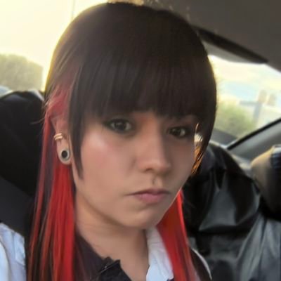 Soñadora, fanática del mundo y sus maravillas. Diseñadora de interiores, soprano de coloratura, runner, intento de fotógrafa, amante de la musica, viajera y así