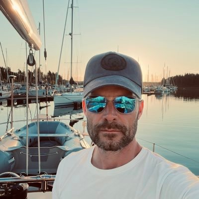 Sailor and private equity professional with investment banking background.