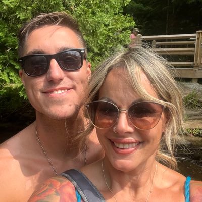 hutchmama7's profile picture. 