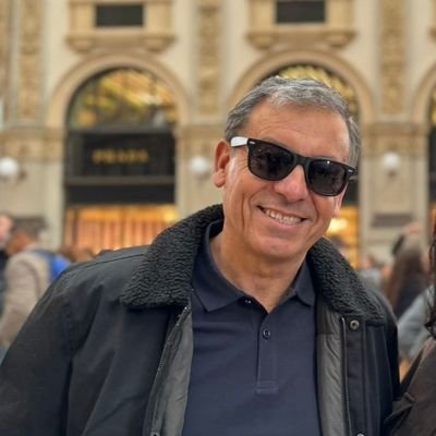 Locutor de Radio y Técnico en Comunicación y Relaciones Públicas.
🐱