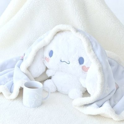 Rushing through me is ecstasy
Lovely dreams brought through heavenly myslee
Yearn for your material touch
Swim in cyber euphoria internet boy