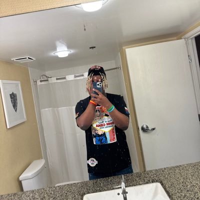 yeetman_C's profile picture. spooky szn 🔪🎃