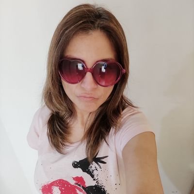 100 % crazy, maniática, dispersa, despistada y ultra turbo tóxica nivel Chernobyl. Necesito con urgencia que alguien me amarre!!