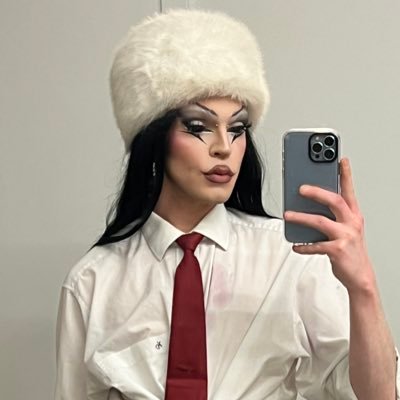 Drag queen/Club Kid de la House of Evangelion - Princesse de Gale | pv @gayredwine | out of drag c’est Élie :) | insta : @dolly_bido / @eliecronin