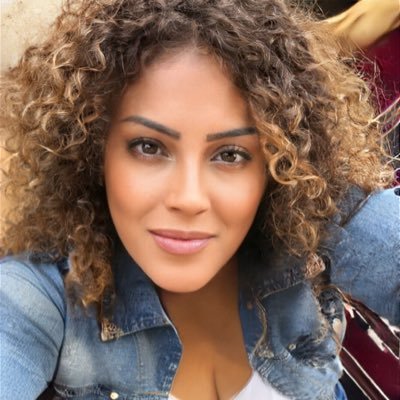 ♡ لا أشبه أحداً ، أعيش على كم هائل من الكبرياء وبمزاجية أنحني لمن أريد..🦋