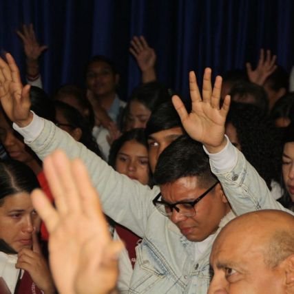 Hijo de Dios/Hagamos un mundo mejor/Informatic Student/Una pasión por la Música Cristiana/Me gusta jugar buenas partidas de fútbol/Fans de la buena gastronomía.