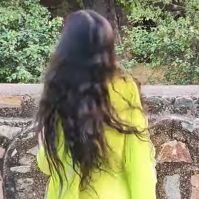 चेहरे पे तेरे नूर इतना कि फिज़ा महक जाए,
आँखों में तेरी इतनी गहराई कि खुदा भी डूब जाए,
तेरी हर अदा में है एक अनकहा सा जादू,
जिसे देख कर हर दिल💕 बेबस हो जाए।