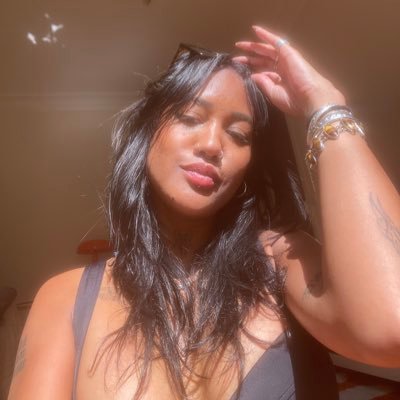 (a)social media • chronically online butterfly • maditra • lyonnaise du 92 • 🇲🇬🇨🇳 • 🌺