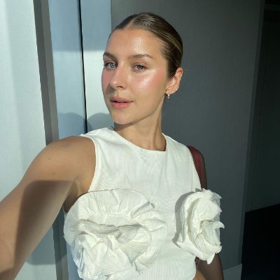 Built my fortune, kept my femininity
Fluent in finance, fond of vintage books and honest conversations🌞
🚫Bitcoin 🚫CRYPTO 🚫Porn 🚫Marketing