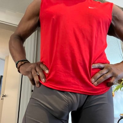 Windy City daddy… professional by day.. freaky in the sheets at night… love to edge other daddies.. wrestling partner needed & space Edgewater. exotic.