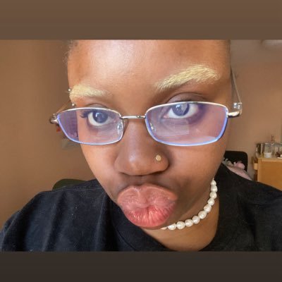 🧍🏾‍♀️