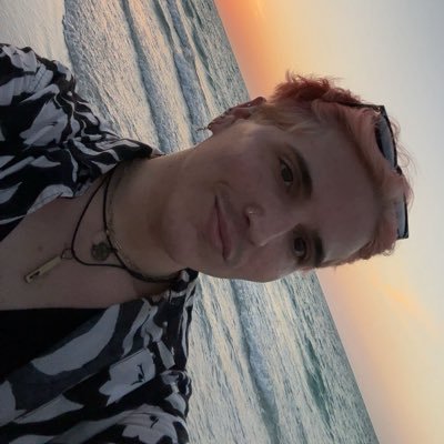 b0mbed's profile picture. 5’6 | 27 ✨🌙