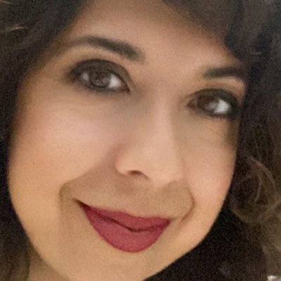Docente de Peluquería en Formación Profesional. Apasionada por la enseñanza del color, la técnica y la creatividad. Aprender, practicar y crecer juntos.