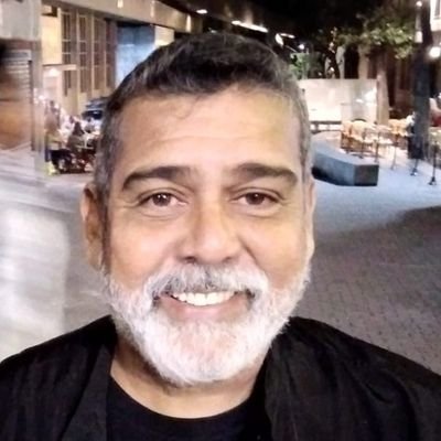 Atleticano fundamentalista xiita. Bacharel em Comunicação Social, Bacharel e Licenciado em Educação Física. Professor efetivo da rede estadual de ensino de MG.