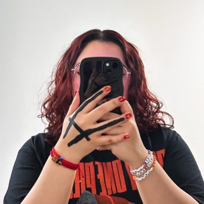 diseñadora, 3d modeler, vfx compositor + mod en twitch // parezco fanpage de twenty one pilots y humbe + streamers
