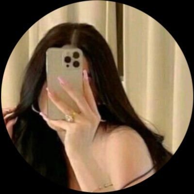 {تلك النبضہ المختلفة من بين نبضاتي أشعر بها فقط عندما أتذكرك ؛ومآتِفرق مَعي المسافات أنا أعيشگ وين ماكنت